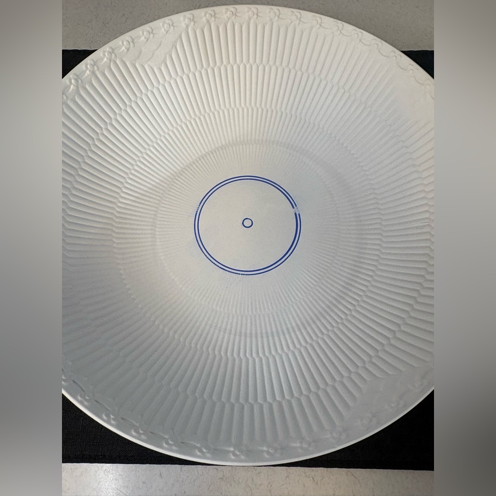 Elegant White Porcelain Bowl - Picture 2 of 6